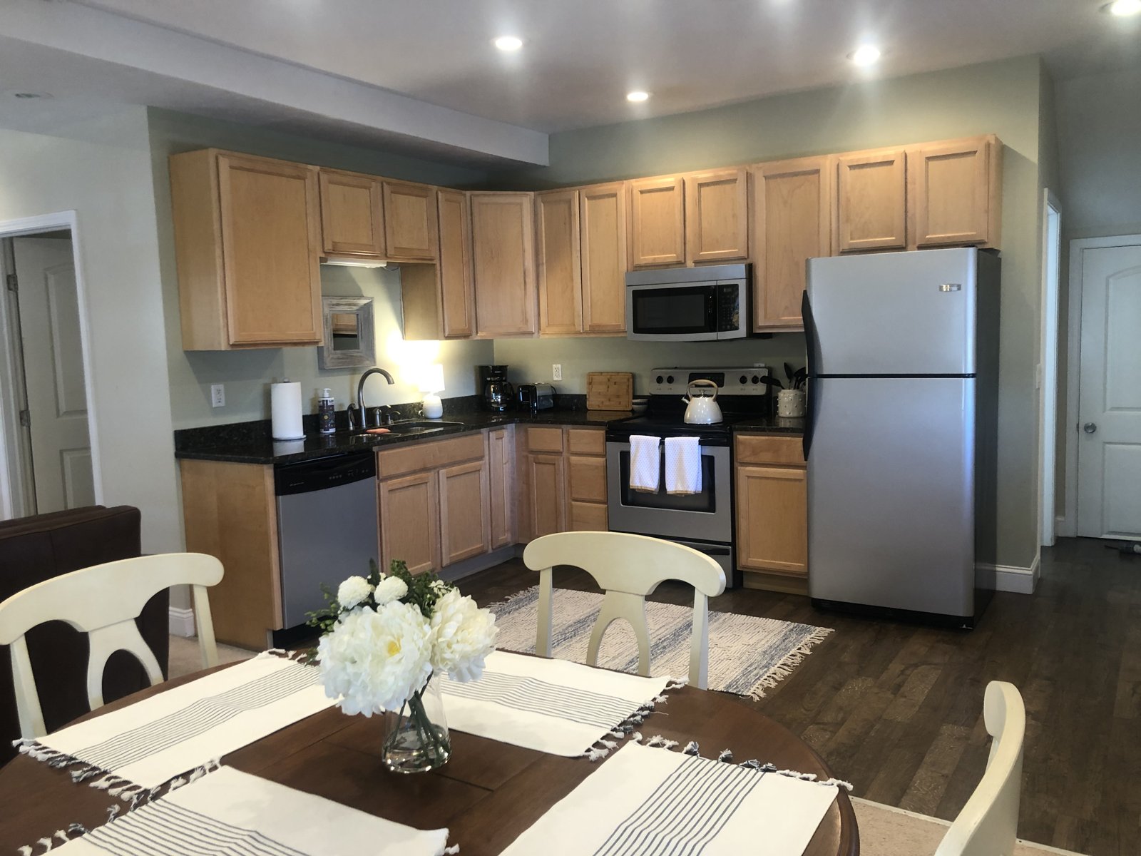 Flatiron One kitchen and dining area